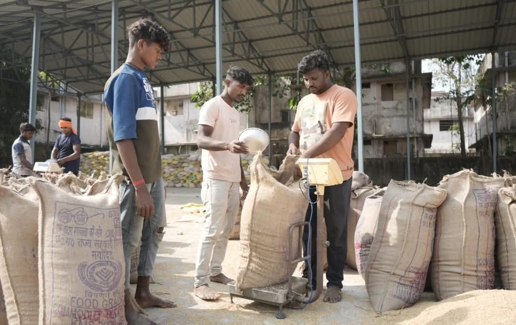 धान उठाव में कोरबा जिला प्रदेश में पहले पायदान पर