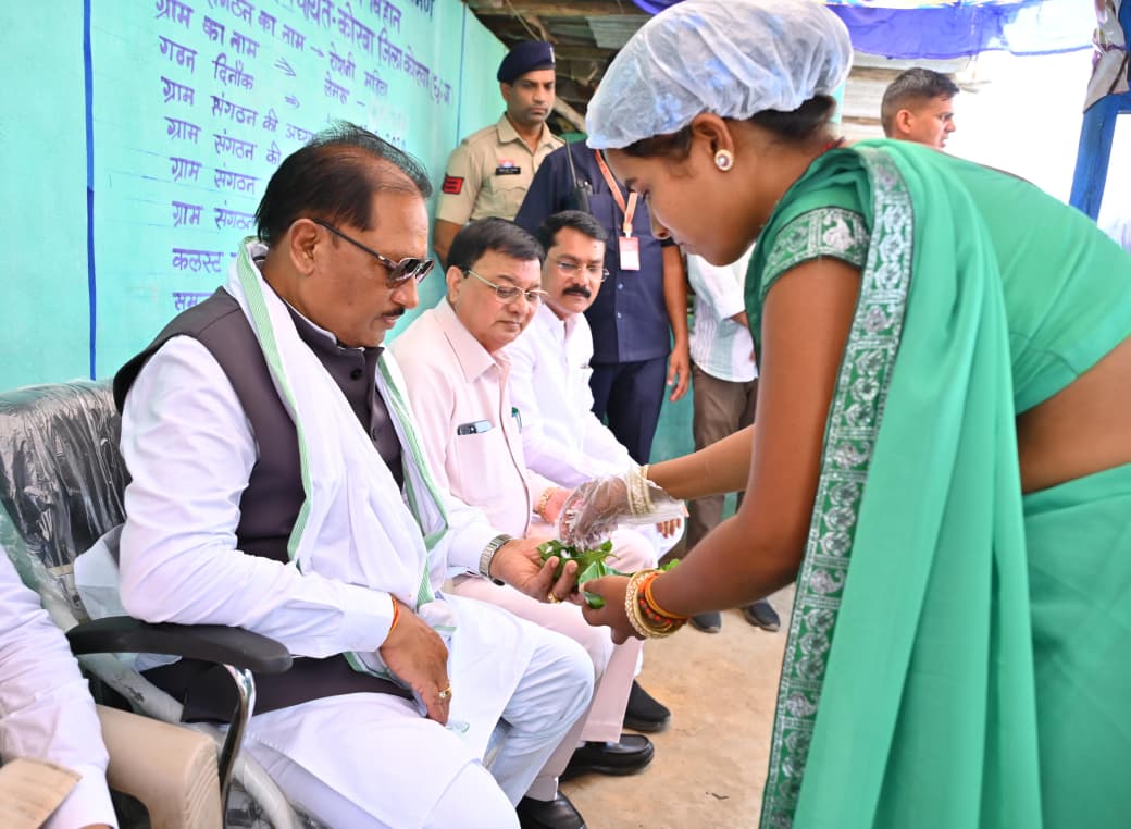 मुख्यमंत्री ने लेमरू में लखपति दीदी के ठेले पर लिया गुपचुप का स्वाद