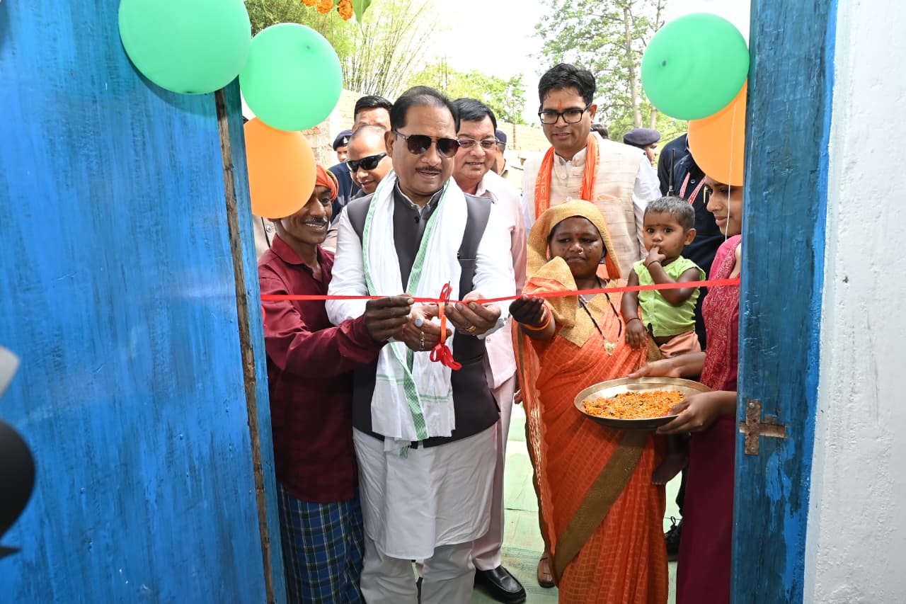 मुख्यमंत्री विष्णु देवसाय पहुंचे हितग्राही धरम सिंह के घर, पीएम आवास में कराया गृह प्रवेश